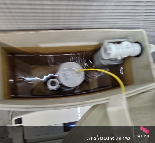 מיכל מים פתוח עם חלקים פנימיים